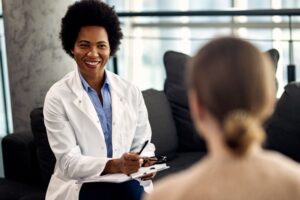 psychiater heeft een gesprek met een patient