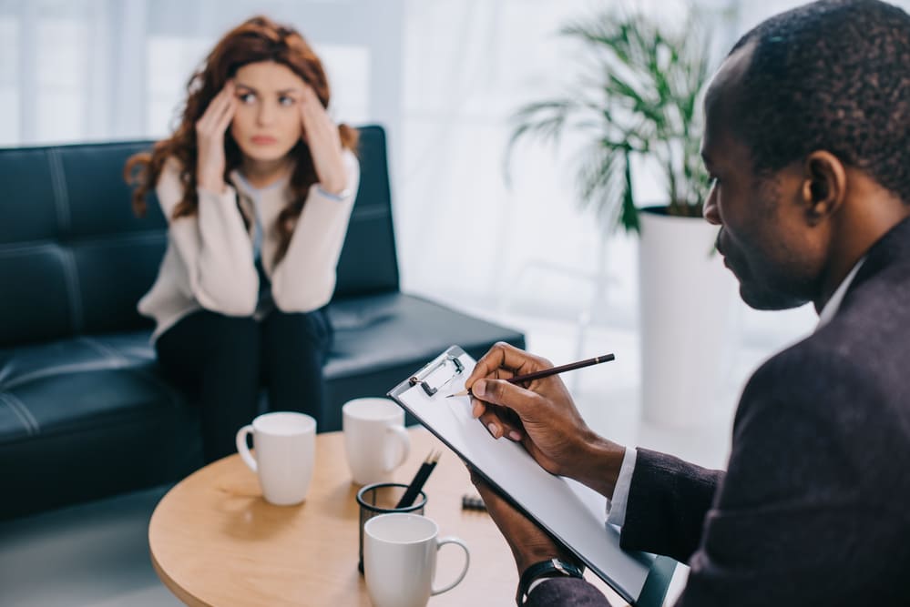 vrouw in gesprek met een psychiater